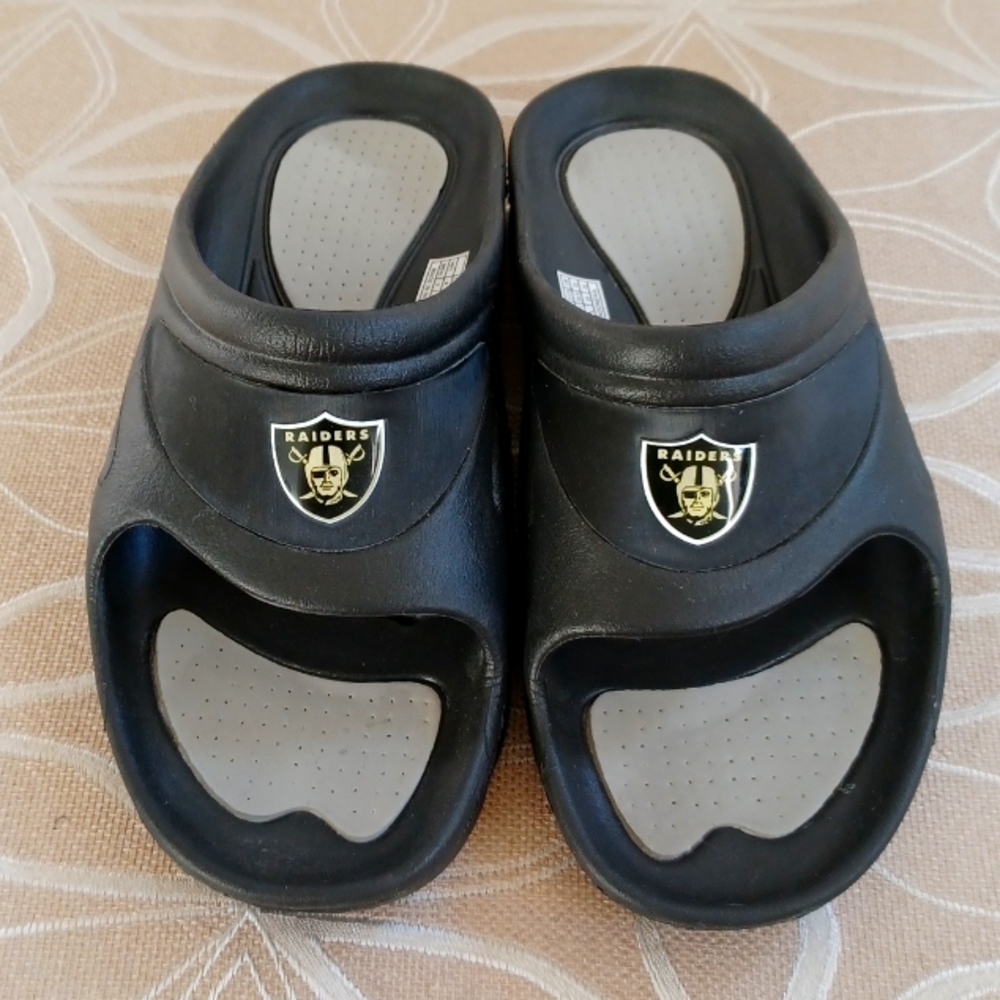Oakland Raiders Slip On's!